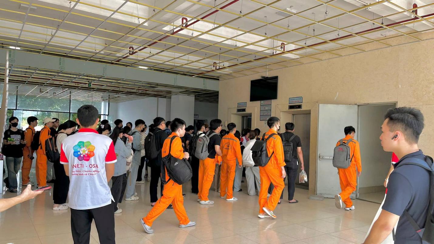 Có thể là hình ảnh về một hoặc nhiều người và đang trình diễn võ thuật