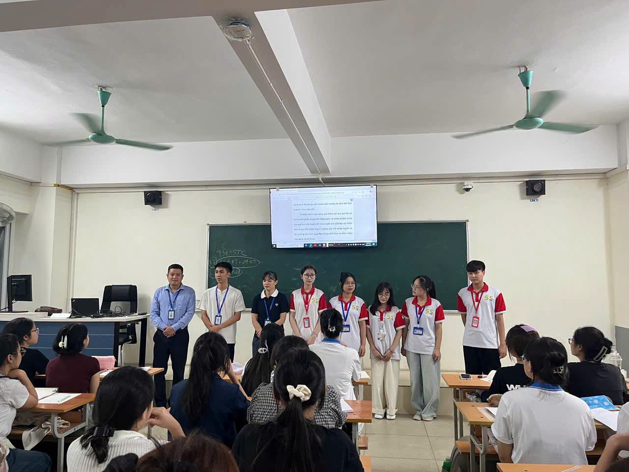 Có thể là hình ảnh về một hoặc nhiều người và mọi người đang học