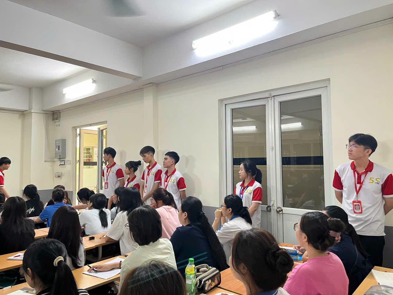Có thể là hình ảnh về một hoặc nhiều người và mọi người đang học