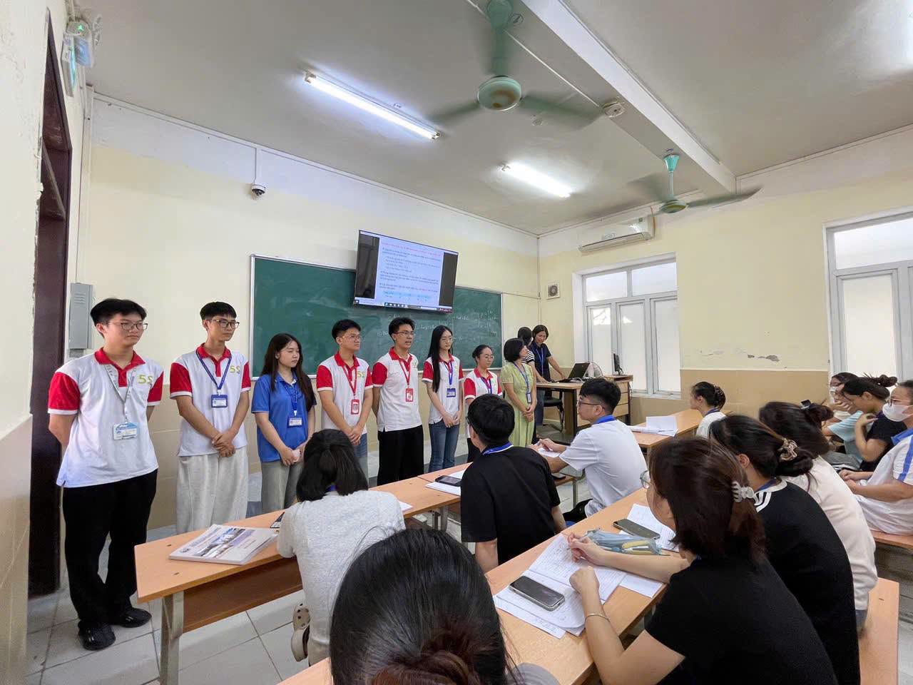 Có thể là hình ảnh về một hoặc nhiều người và mọi người đang học
