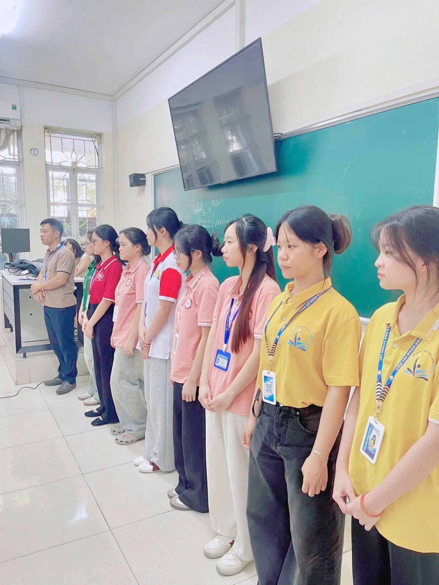 Có thể là hình ảnh về một hoặc nhiều người và mọi người đang học