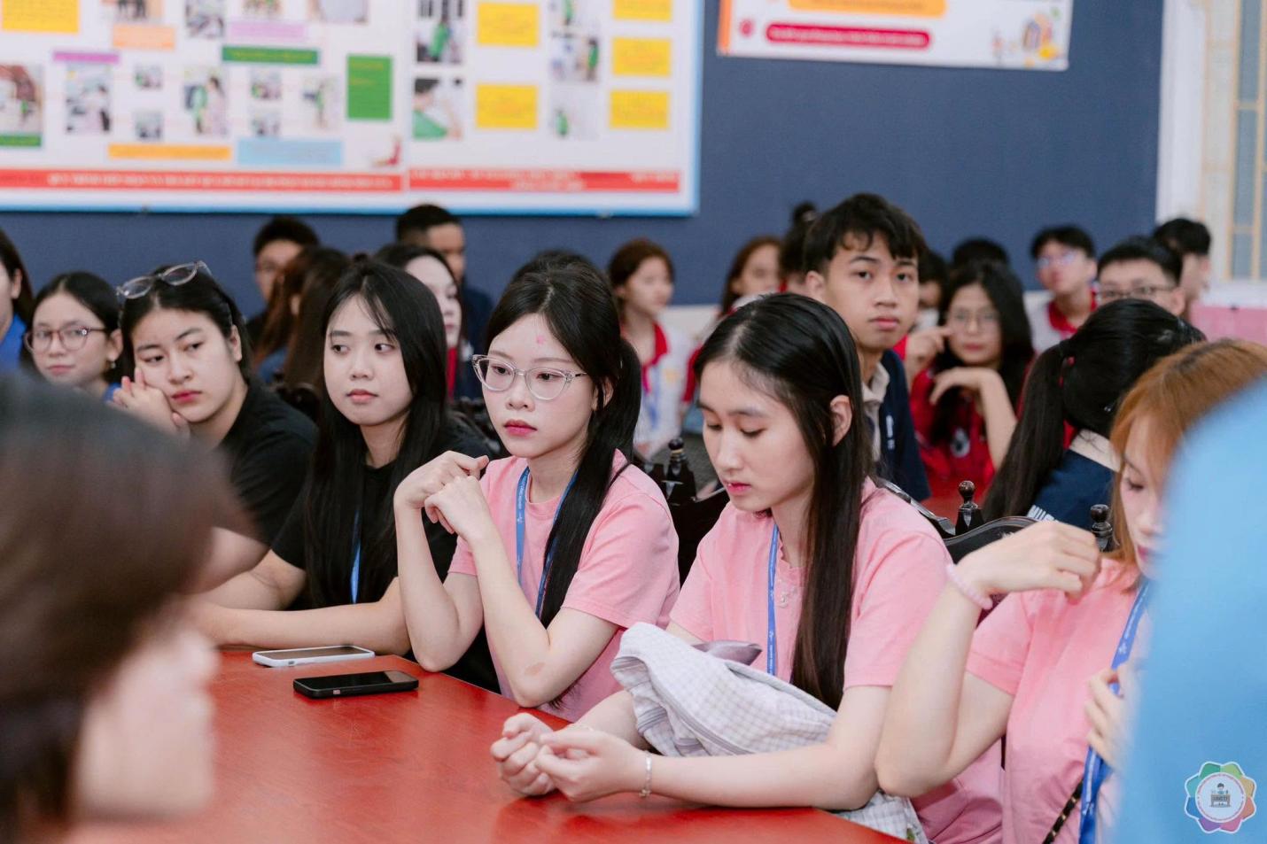 Có thể là hình ảnh về một hoặc nhiều người và mọi người đang học