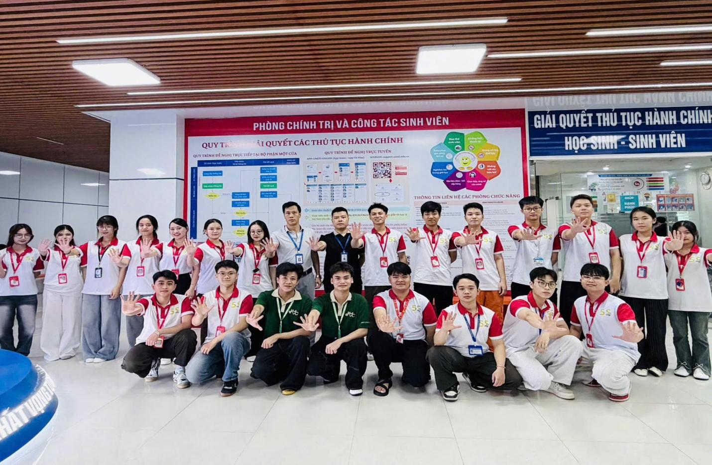 Có thể là hình ảnh về một hoặc nhiều người và văn bản