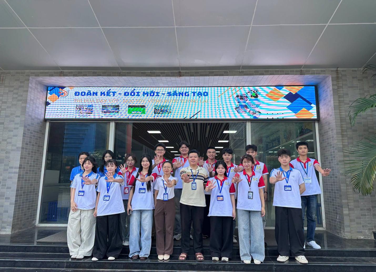 Có thể là hình ảnh về một hoặc nhiều người và văn bản
