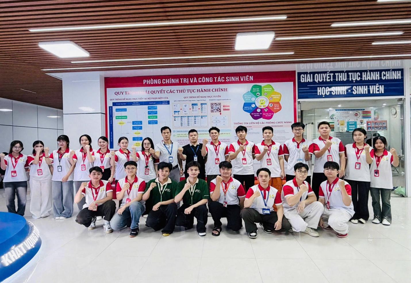 Có thể là hình ảnh về một hoặc nhiều người và văn bản