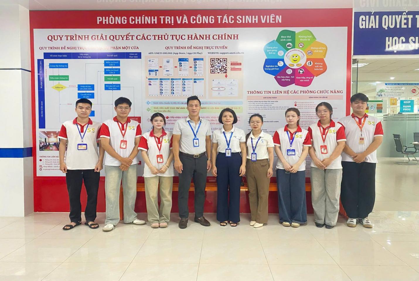 Có thể là hình ảnh về một hoặc nhiều người và văn bản