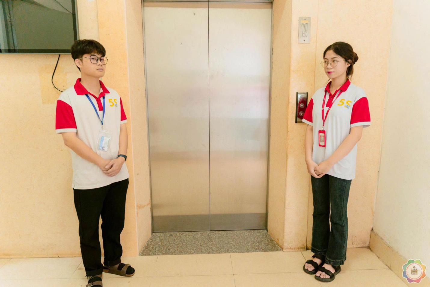 Có thể là hình ảnh về một hoặc nhiều người và văn bản