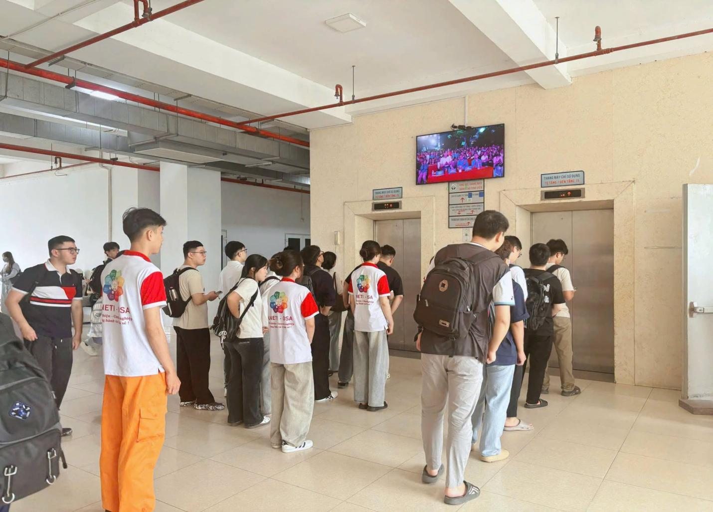 Có thể là hình ảnh về một hoặc nhiều người và văn bản
