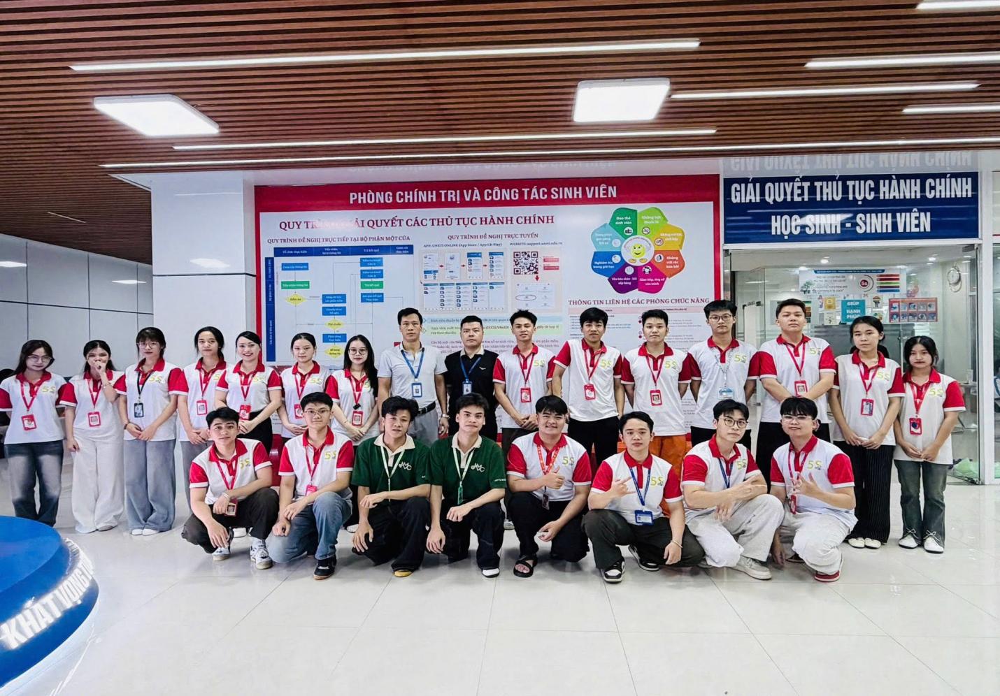 Có thể là hình ảnh về một hoặc nhiều người và văn bản