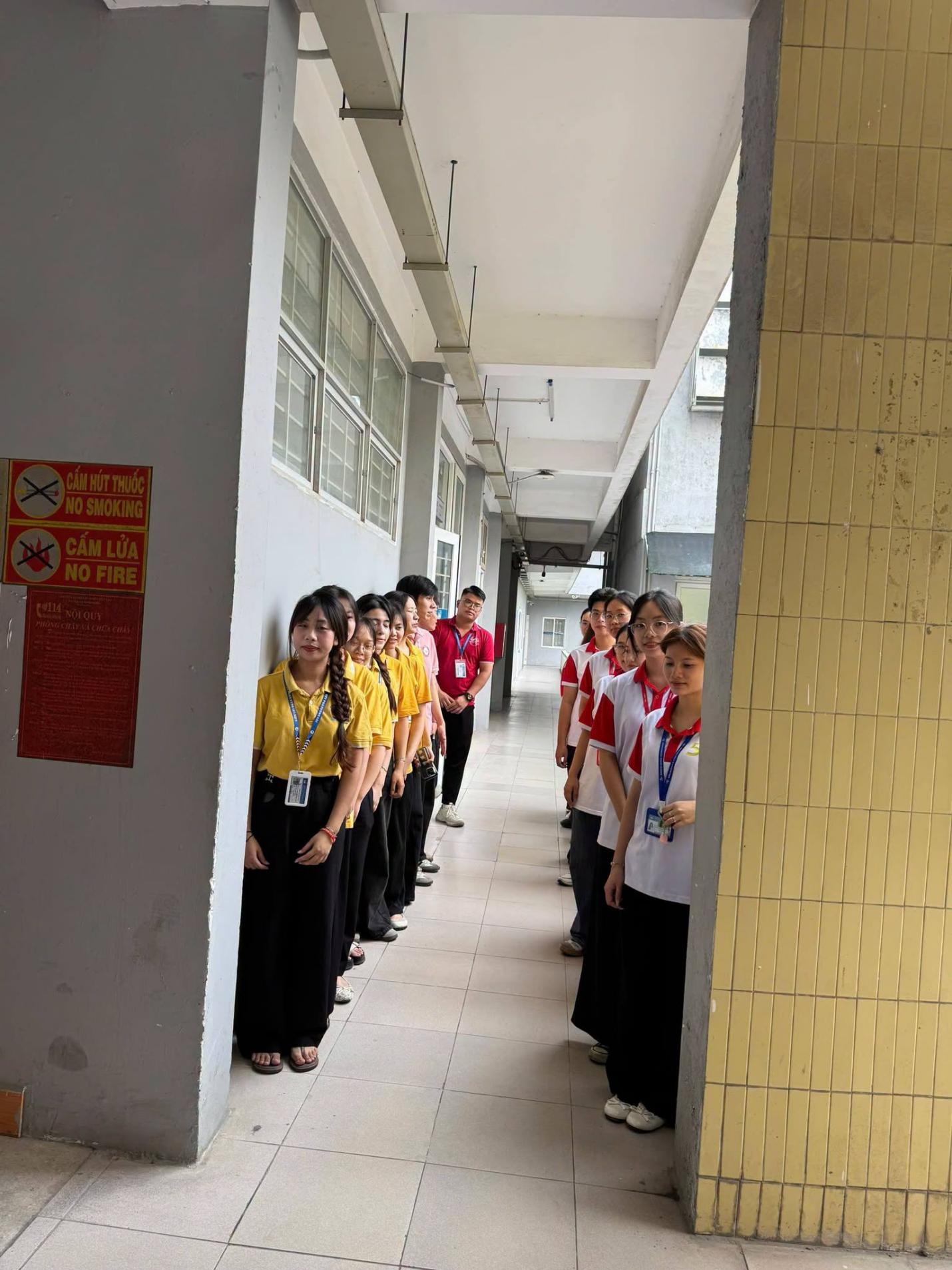 Có thể là hình ảnh về một hoặc nhiều người