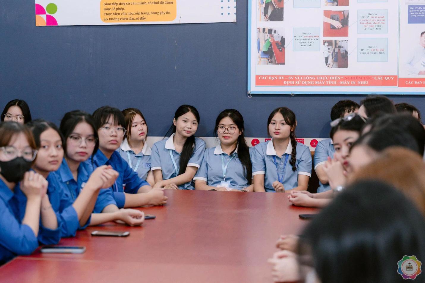 Có thể là hình ảnh về trẻ em, học tập và văn bản